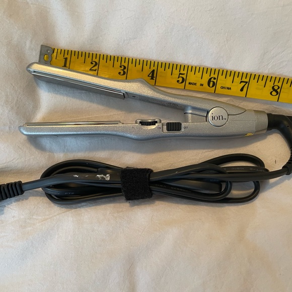 Mini ION straightener with case. - Picture 4 of 4